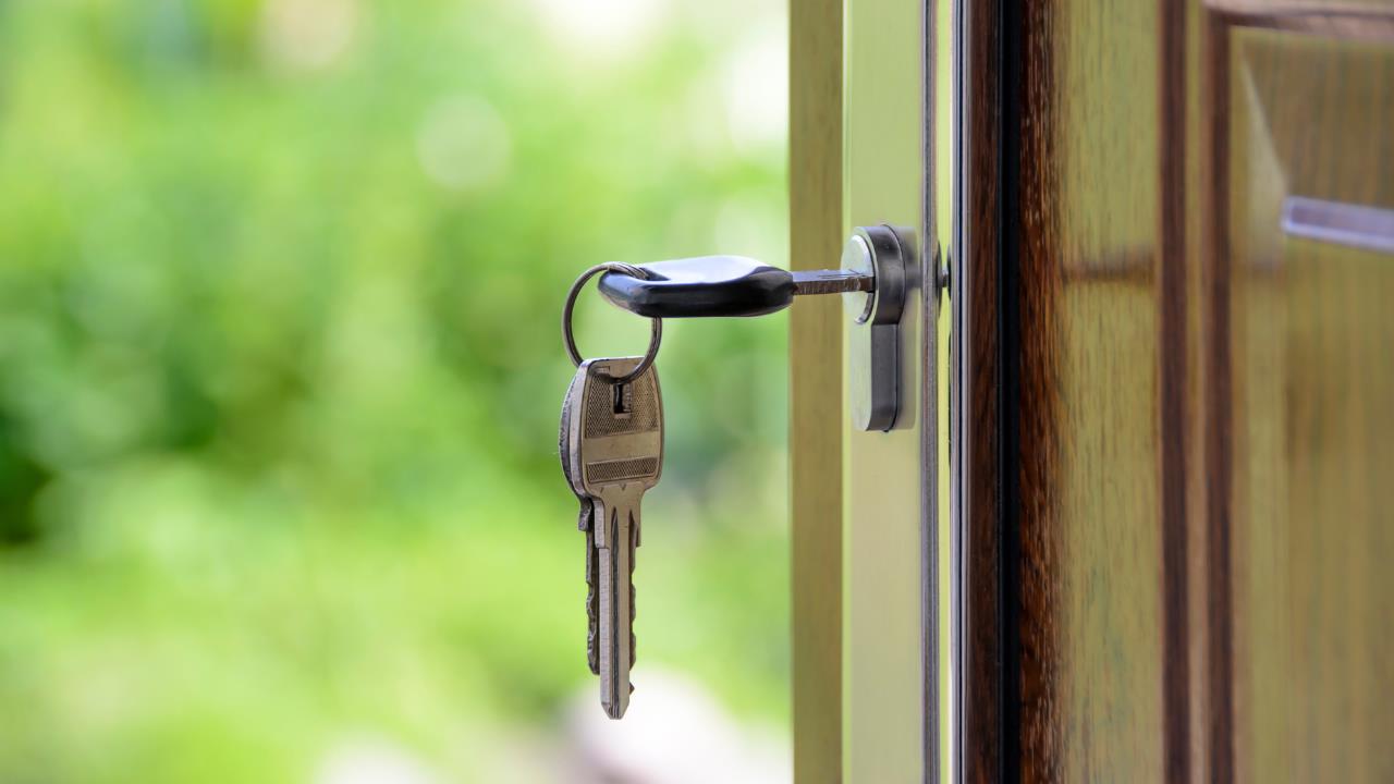 La razón por la que no debes dejar las llaves puestas en la puerta de casa todas las noches